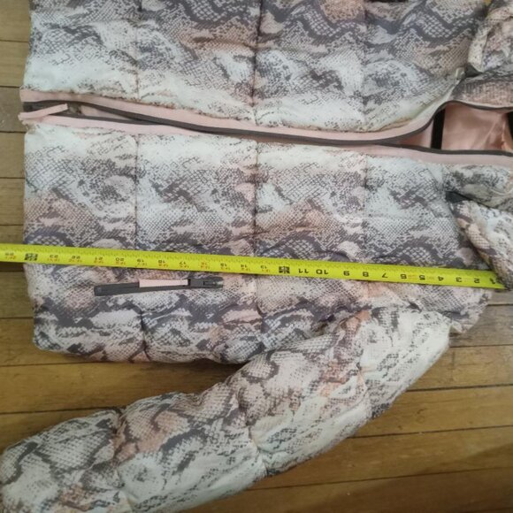 Peach, grey, and white puffer jacket - Like new - Picture 5 of 7